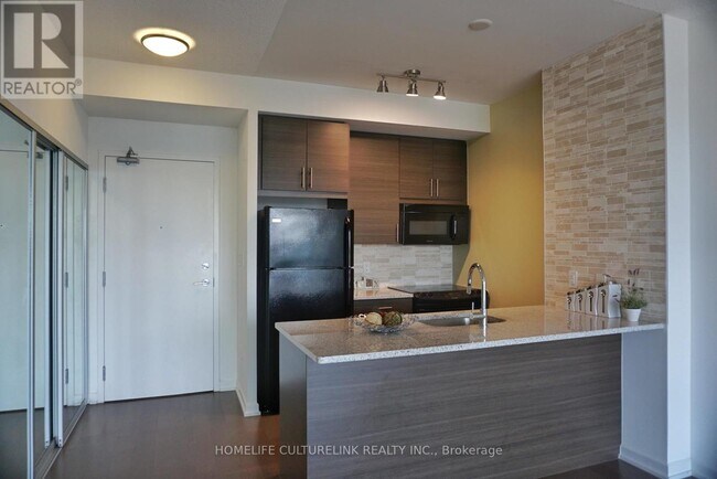 70 Forest Manor Rd in Toronto, ON - Building Photo - Building Photo
