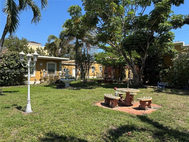 1715 Lincoln St in Hollywood, FL - Building Photo - Building Photo