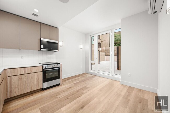 BRUCKNER BOULEVARD in Bronx, NY - Building Photo - Building Photo