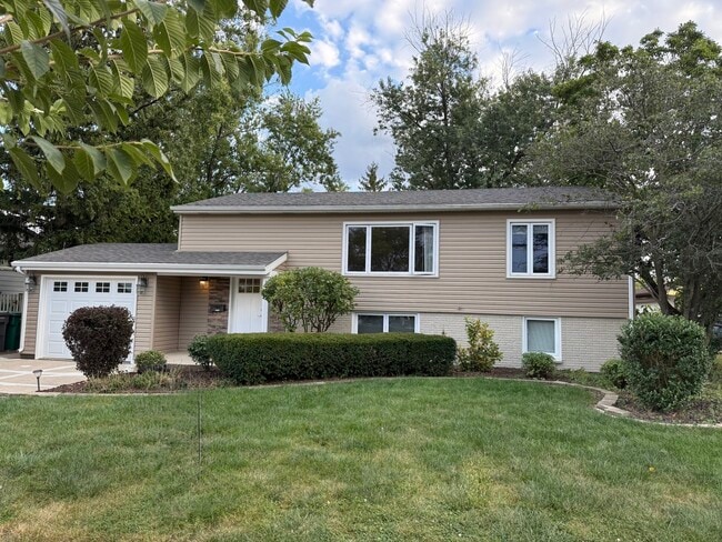 property at 8925 Golfview Dr