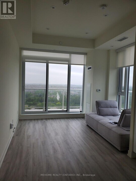 2 David Eyer Rd in Richmond Hill, ON - Building Photo
