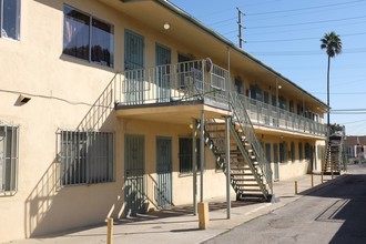 8911 S Figueroa St in Los Angeles, CA - Building Photo - Building Photo