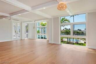 400 Park Shore Dr in Naples, FL - Building Photo - Building Photo