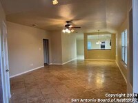 5631 Wayne Path in San Antonio, TX - Foto de edificio - Building Photo