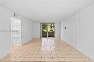 8501 NW 8th St in Miami, FL - Building Photo - Building Photo