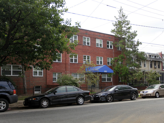 810 Longfellow St NW in Washington, DC - Building Photo - Building Photo