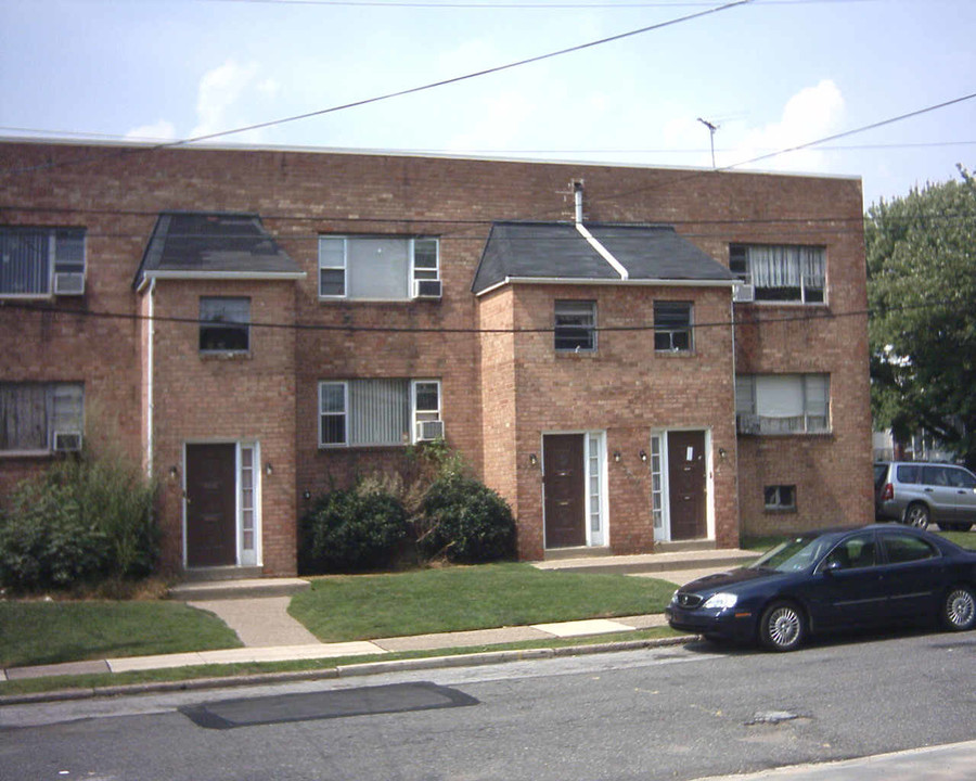 2137-2141 Forrester Ave in Holmes, PA - Foto de edificio