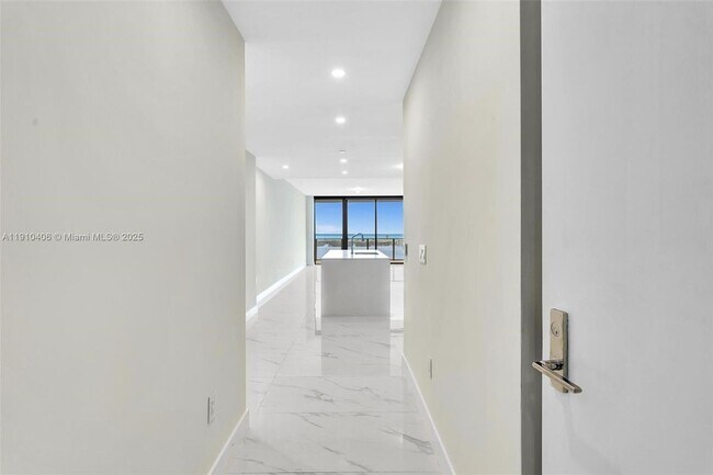 700 NE 24th St in Miami, FL - Foto de edificio - Building Photo