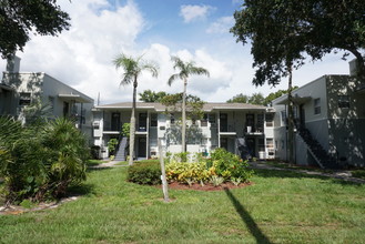 Woodlawn Oaks in St. Petersburg, FL - Building Photo - Building Photo