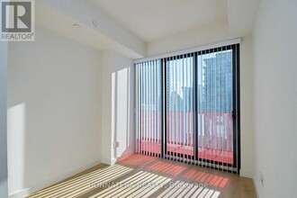 215-2215 Queen St W in Toronto, ON - Building Photo - Building Photo