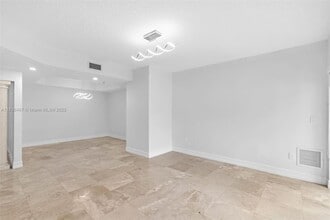 101 Sidonia Ave, Unit 201 in Coral Gables, FL - Foto de edificio - Building Photo