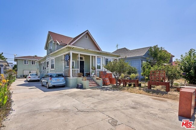 property at 805 E 21st St