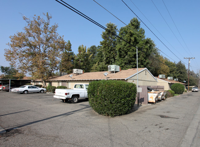 Redwood Apartments in Hanford, CA - Foto de edificio - Building Photo