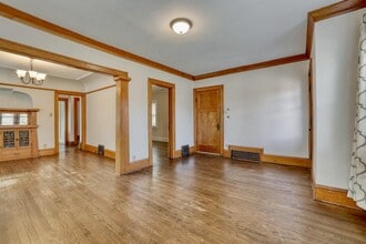 5113 W Wisconsin Ave in Milwaukee, WI - Building Photo - Building Photo