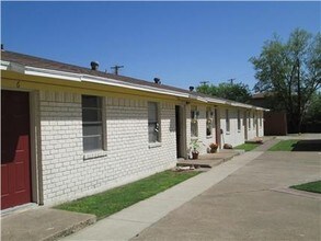 Falcon Apartments in Irving, TX - Building Photo - Building Photo