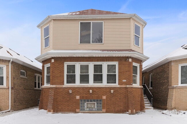 property at 5910 W Roscoe St