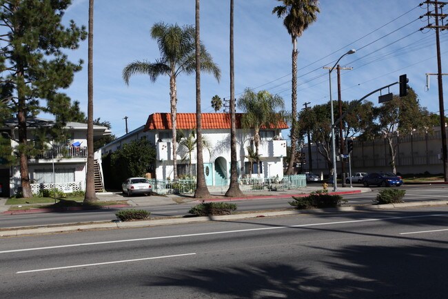 19103 Sherman Way in Reseda, CA - Foto de edificio - Building Photo
