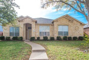 738 Opal Ln in Mesquite, TX - Building Photo