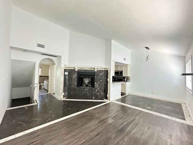 11014 Arminta St in Sun Valley, CA - Foto de edificio - Building Photo