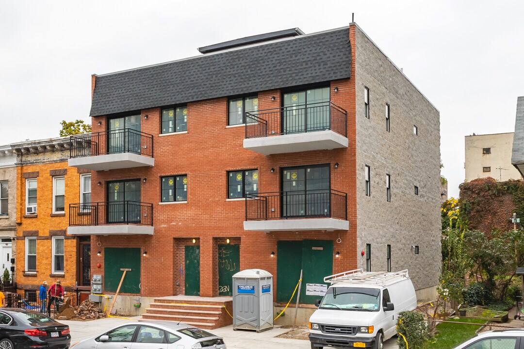 2708 Glenwood Rd in Brooklyn, NY - Building Photo