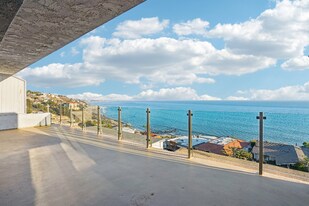 18203 Coastline Dr in Malibu, CA - Building Photo