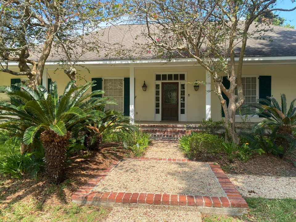 621 W Woodruff Dr in Baton Rouge, LA - Foto de edificio
