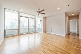 737 W Washington Blvd, Unit 1804 in Chicago, IL - Building Photo - Building Photo