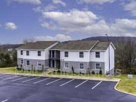 135 Kingsridge Dr in La Vergne, TN - Building Photo