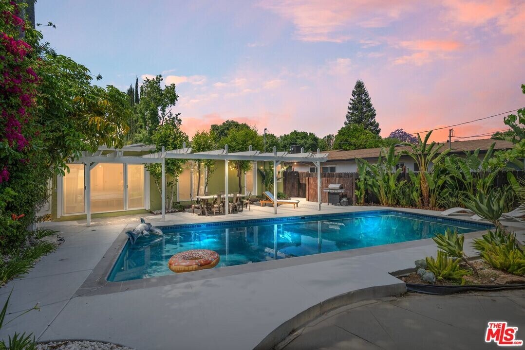 22621 Dolorosa St in Los Angeles, CA - Building Photo