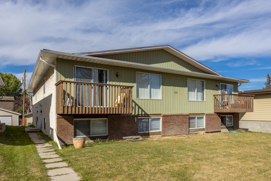 112 Sabrina Way SW in Calgary, AB - Building Photo