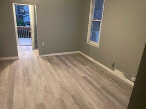 907 Virginia Ave, Unit 2 in Fairmont, WV - Foto de edificio - Building Photo