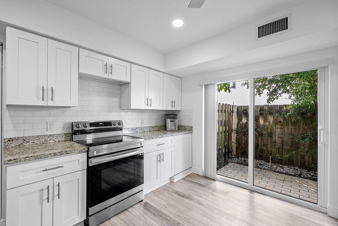 6165 Old Court Rd in Boca Raton, FL - Building Photo