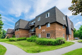 918-922 Wonderland Road South in London, ON - Building Photo - Building Photo