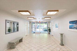 240 Caldecott Ln, Unit 108 in Oakland, CA - Building Photo - Building Photo