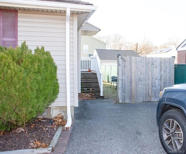 800 Deer Pk Rd in Babylon, NY - Building Photo - Building Photo