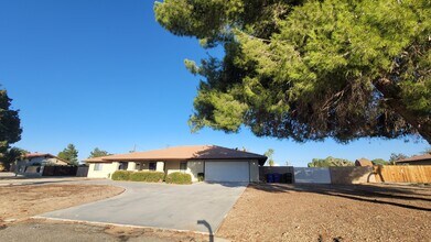 13447 Shawnee Rd in Apple Valley, CA - Building Photo - Building Photo