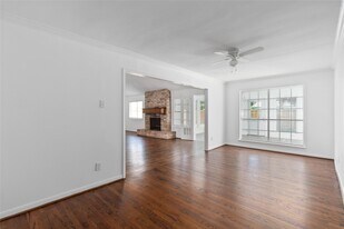 500 Shirleen Dr in Seabrook, TX - Building Photo