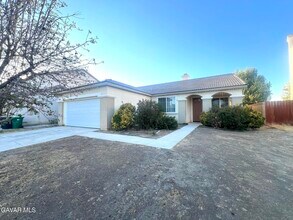 2535 E Norberry St in Lancaster, CA - Foto de edificio - Building Photo