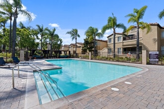 Arroyo Villa Apartments in Thousand Oaks, CA - Foto de edificio - Building Photo