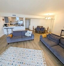 1200 NE Miami Gardens Dr in North Miami Beach, FL - Building Photo - Building Photo