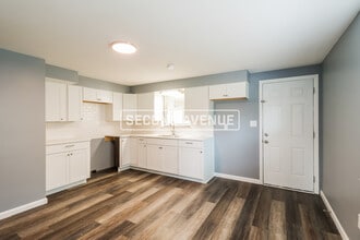 8243 Carrol Ave in Cincinnati, OH - Building Photo - Building Photo