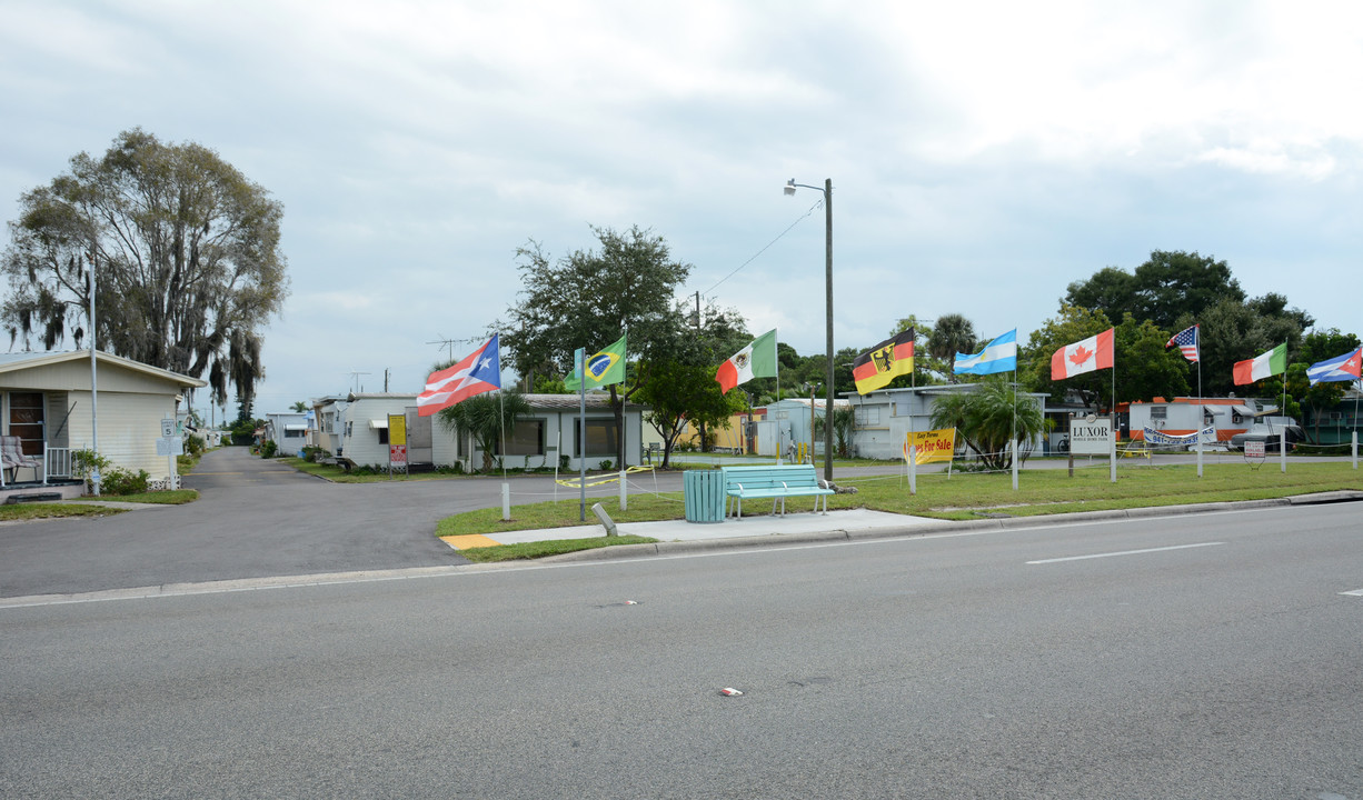 Luxor Mobile Home Park in Bradenton, FL - Foto de edificio