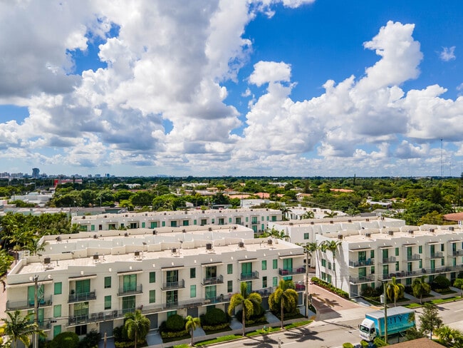 Courtyards at Hollywood Station in Hollywood, FL - Foto de edificio - Building Photo