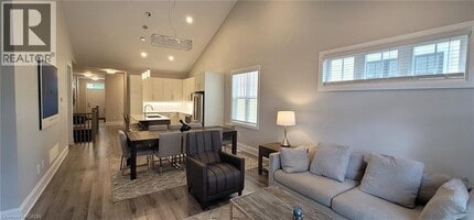 10 Paradise Grv in Niagara-On-The-Lake, ON - Building Photo - Building Photo