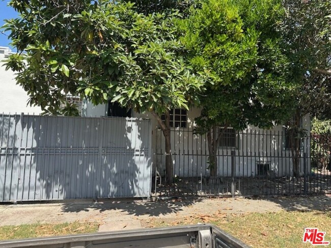 652 E 74th St in Los Angeles, CA - Building Photo - Building Photo