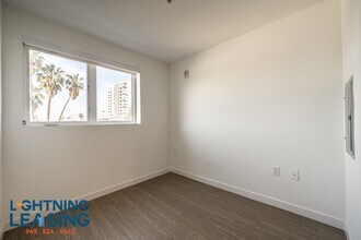 11402 Chandler Blvd in Los Angeles, CA - Building Photo - Building Photo