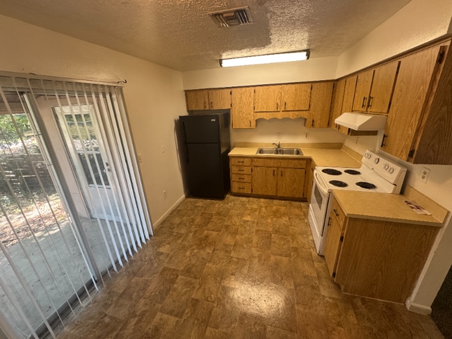 21520 Campbell Dr in Brooksville, FL - Building Photo - Building Photo