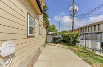 1310 Dennis St in Houston, TX - Building Photo - Building Photo