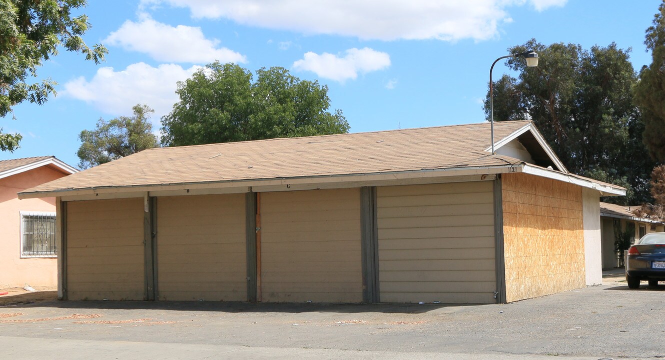 1121 Roselawn Ave in Modesto, CA - Foto de edificio