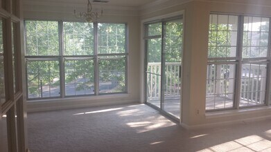 8136 Bayonet Way, Unit 203 in Manassas, VA - Foto de edificio - Building Photo